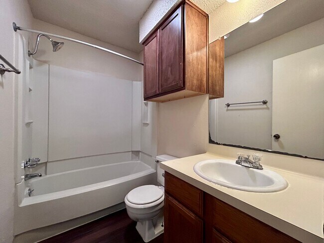 Building Photo - 8802 Pineridge Dr