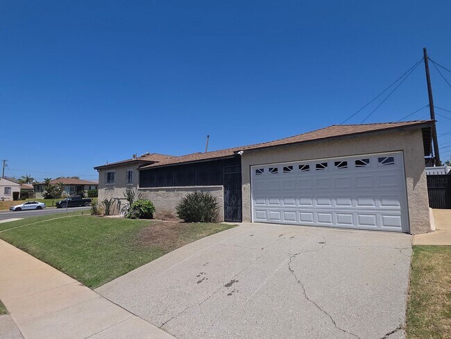 Building Photo - Updated 3-Bedroom Home with Bonus Room, New Appliances & New Central Air