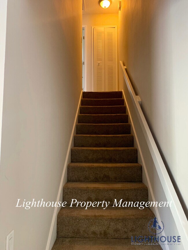 Building Photo - Renovated 2 Bedroom Townhome Just 8 Blocks From The Beach