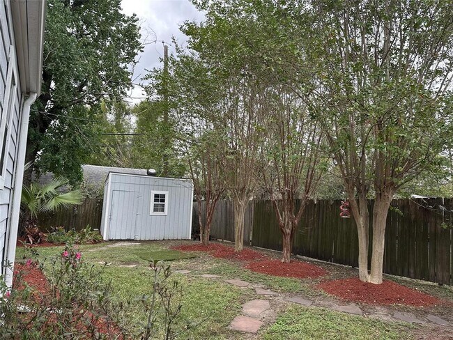 Building Photo - 2044 Des Jardines St