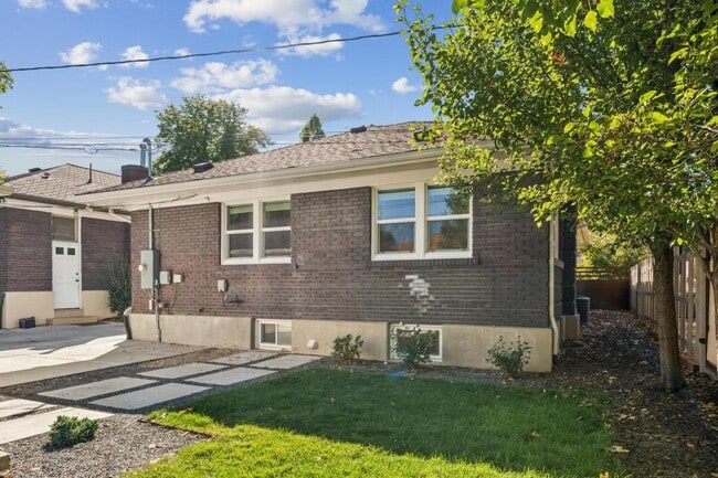 Building Photo - 1041 Yale Ave S