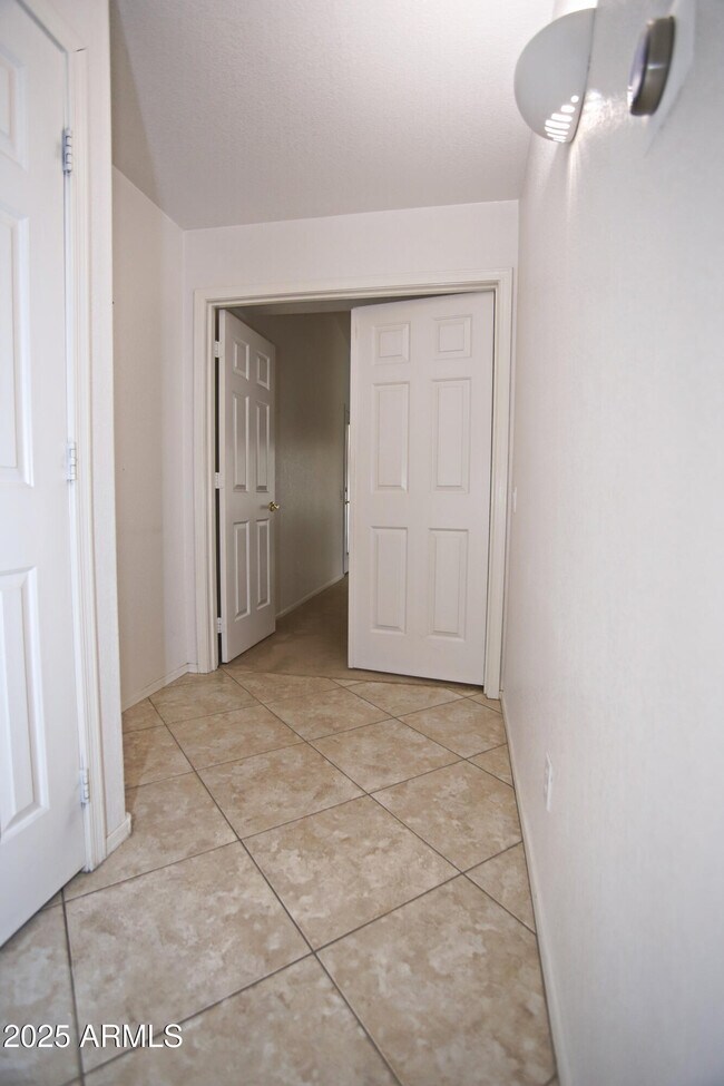 Building Photo - 4953 S Moss Dr