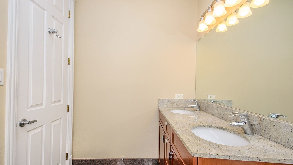 Building Photo - 1910 W Armitage Ave