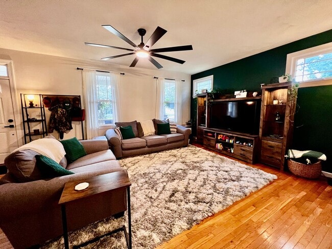 Building Photo - Gorgeous Home in the heart of Bayview Beach