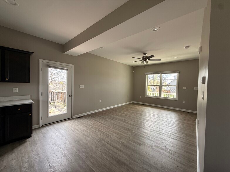 Building Photo - 270 Mabdarin Dr