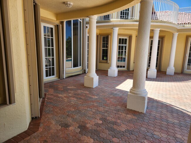 Building Photo - 17885 Fieldbrook Cir E