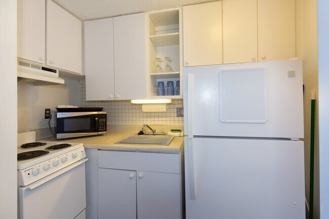 Oven/range in kitchen - 2888 Ala Ilima St