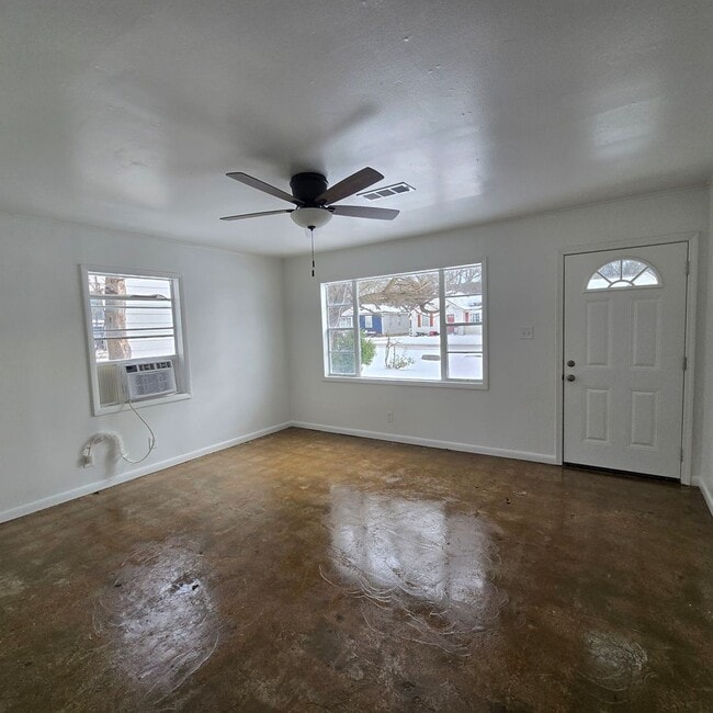 Building Photo - 2/1 Duplex Centrally located and BRAND NEW REMODEL