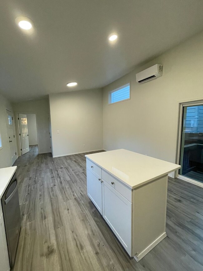 Building Photo - Brand new 2024 Kalama Home with Modern des...