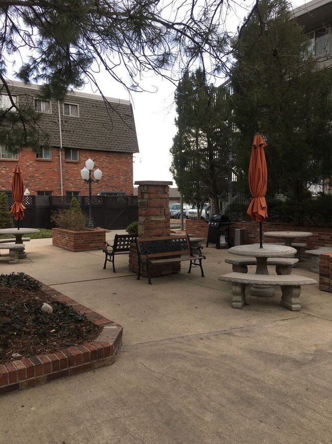 Building Photo - Pet-friendly & spacious 2 BD/2 BA in great...