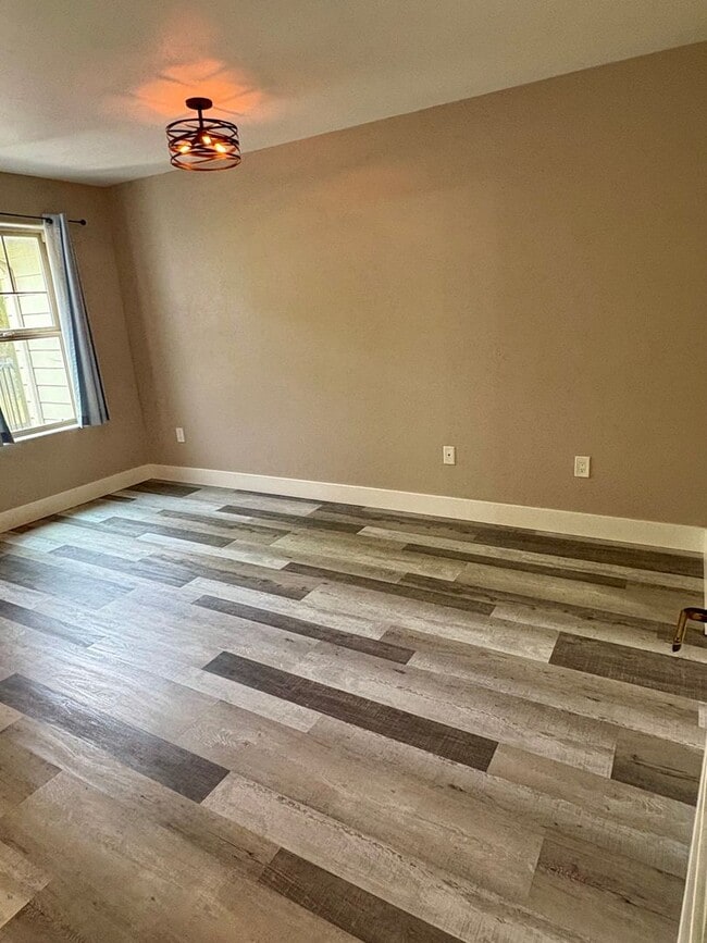 Building Photo - Central Point - Refined Townhouse with Dual Primary Suites