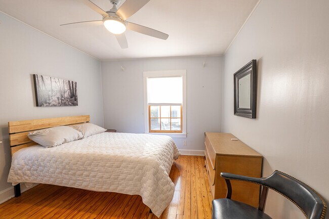 Building Photo - 566 Newberry St SW