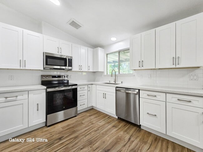 Building Photo - New Kitchen!! Beautiful family home w/extr...