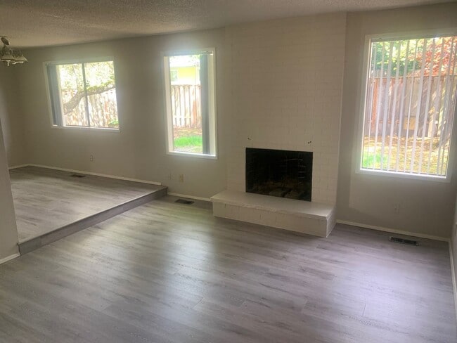 Building Photo - HALF OFF SECOND MONTH'S RENT WITH SIGNED LEASE