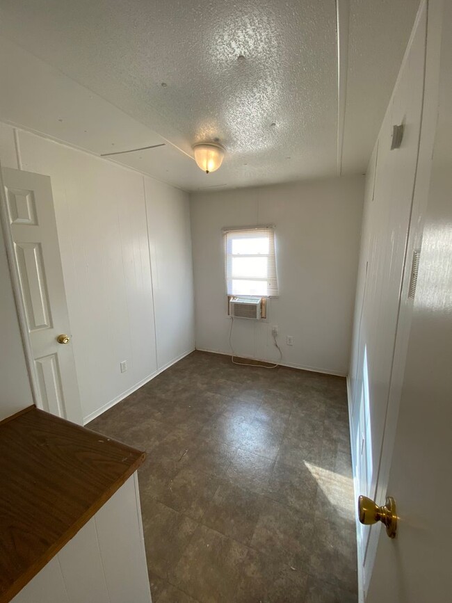 Building Photo - Mobile Home in Roosevelt School District