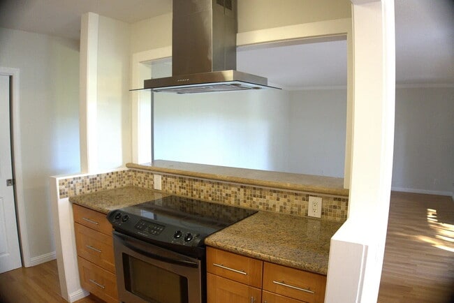 Building Photo - "Welcome to Your New Home: Spacious 2-Bed, 2-Bath Apartment in San Carlos!"