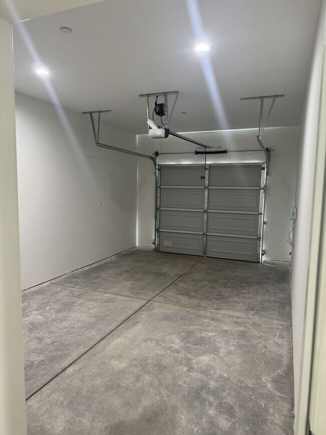 Building Photo - Newly built homes with City of Redding solar!