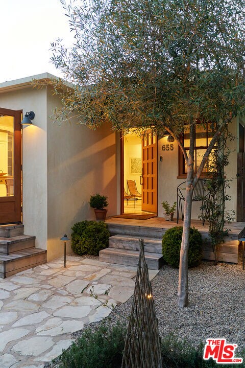 Building Photo - 655 Angelus Pl