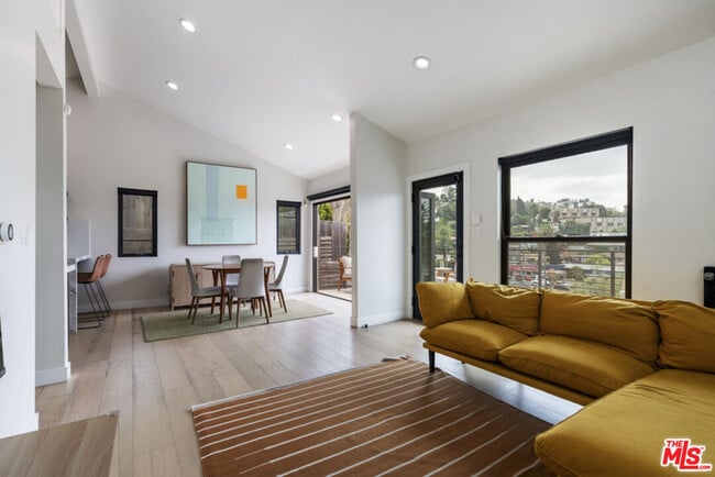 Building Photo - 3923 Fernwood Ave