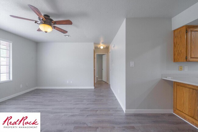 Building Photo - Remodeled 2 Bedroom Townhome. Pet Friendly!