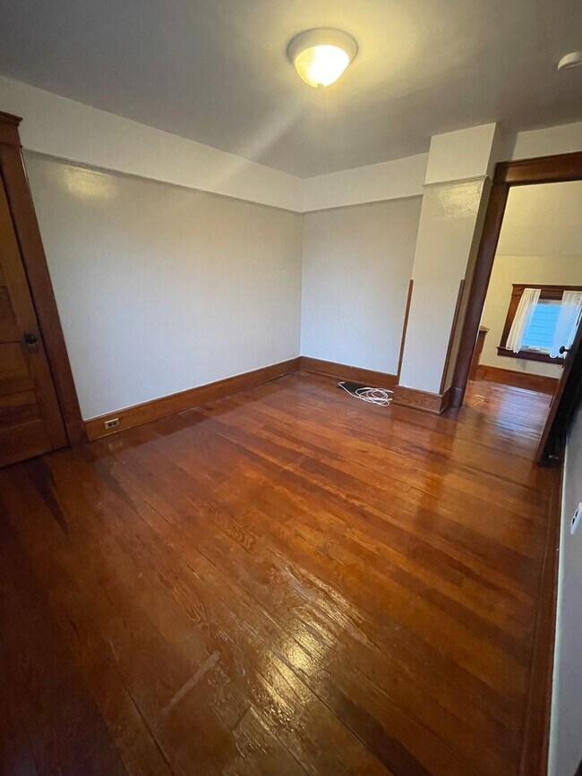 Building Photo - Three Bedroom House on Main St! | Parking, Laundry, and Central Air