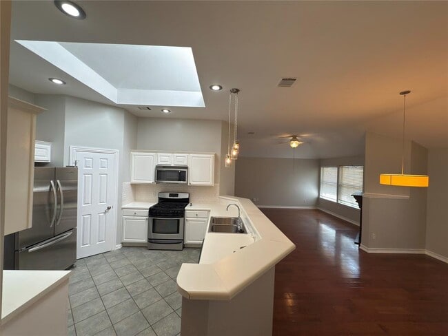Building Photo - 8005 Nairn Dr
