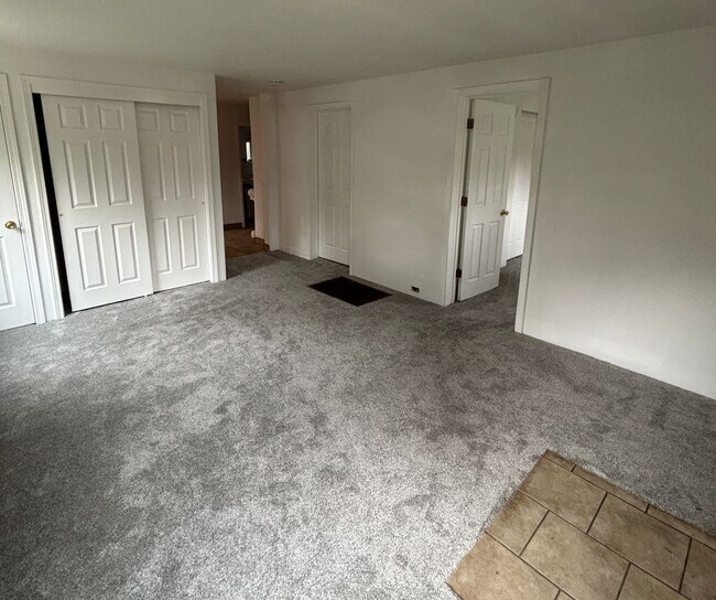 Building Photo - Half off first month's rent! Cute 2-bdrm/1-bath St. Johns duplex. Garage, new paint/carpet/fridge