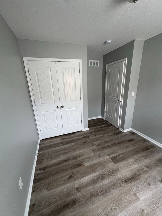 Building Photo - Inviting 3 Bedroom Townhome with Functional Layout