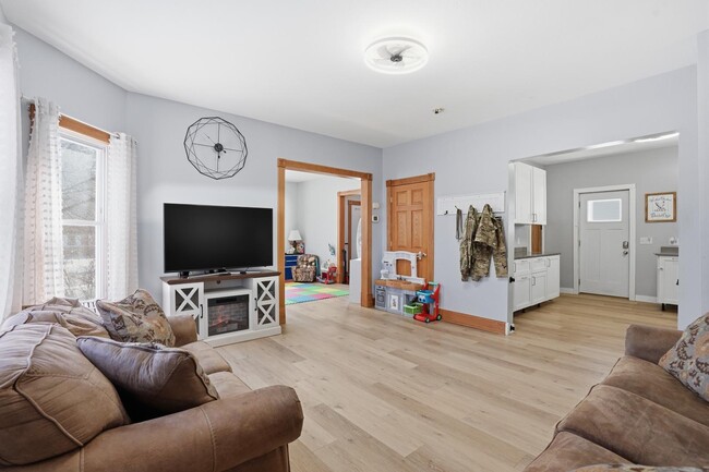 Building Photo - 626 E High St