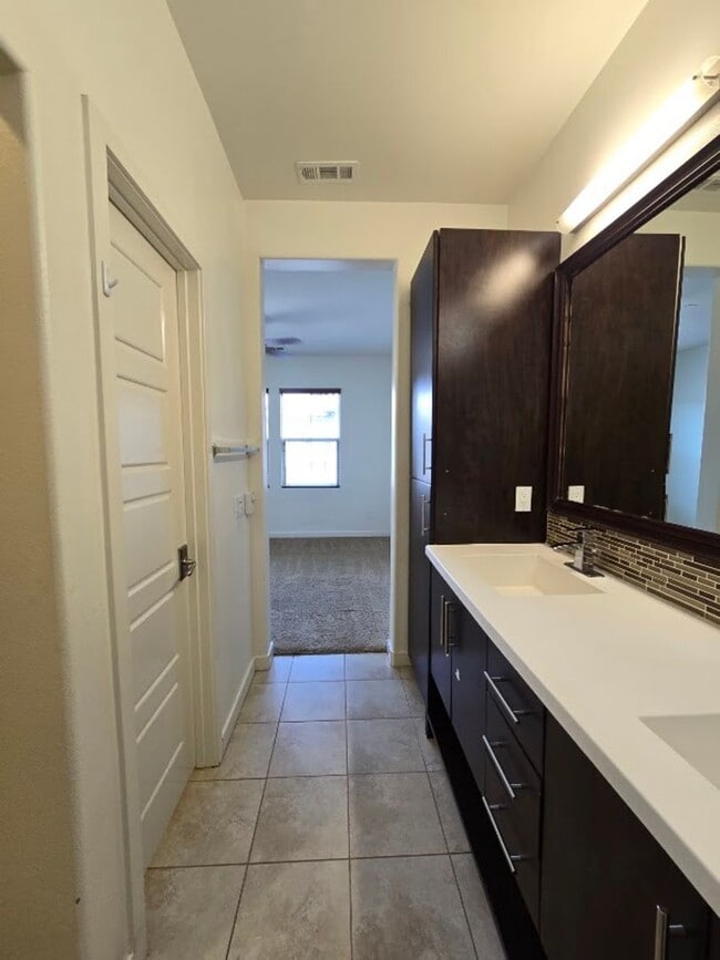 Building Photo - Bright Corner Unit Near Trails with Pool & 2-Car Garage