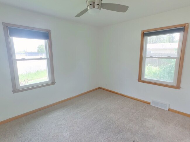 Building Photo - 3541 S Southwood Dr