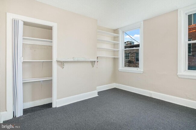Building Photo - 430 E Flora St