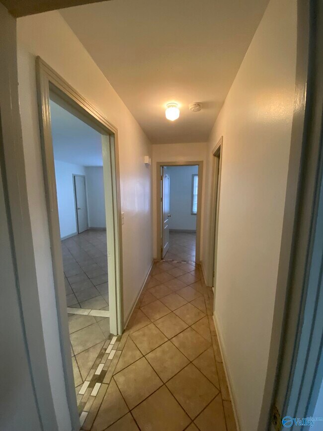 Building Photo - 1512 Oakwood Ave NE