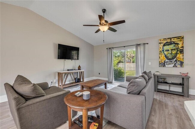 Building Photo - 2713 Needle Palm Dr