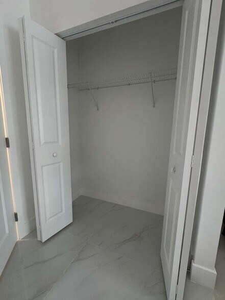 Building Photo - 943 W 67th St