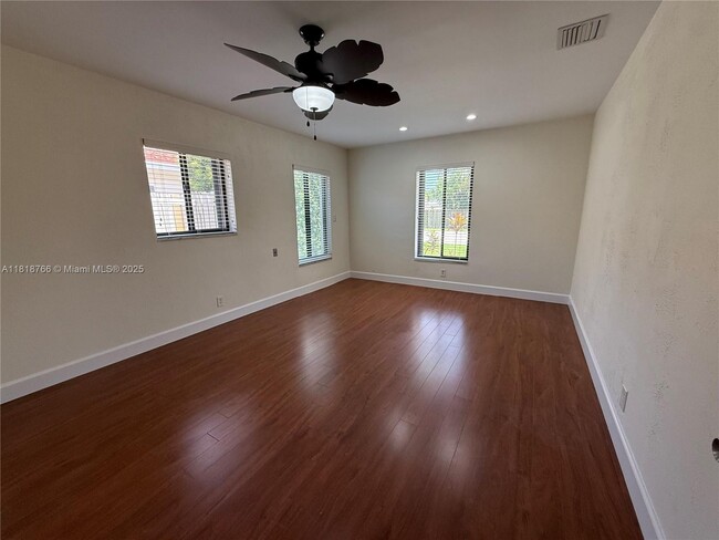 Building Photo - 1721 NE 48th Ct