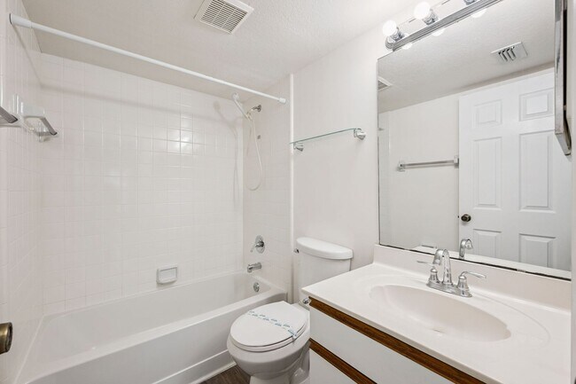 Building Photo - Ground Floor 2 Bed / 2 Bath with New Flooring