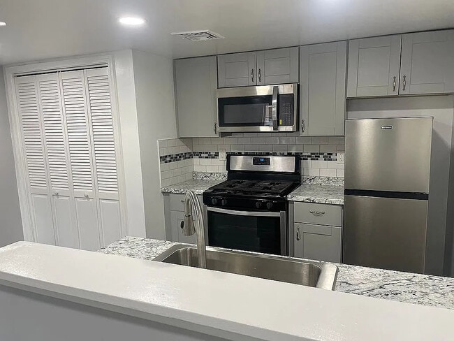 Building Photo - 23 Delavan Ct