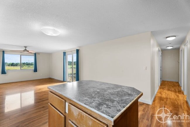 Building Photo - 16004 NE 47th St