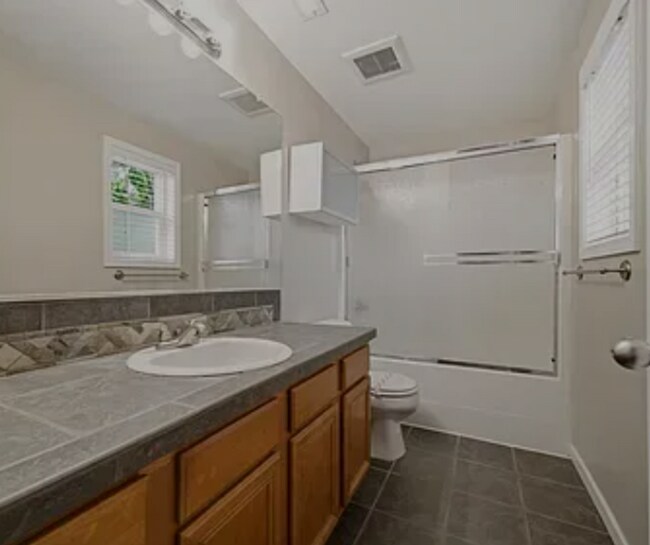 Building Photo - Camas 4 Bedroom Home with Central AC, Fireplace & Fenced Yard Near Downtown!