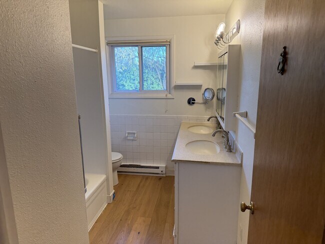 Building Photo - 3525 River Rd