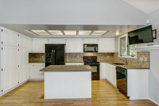 Building Photo - 2226 S Linden Ct