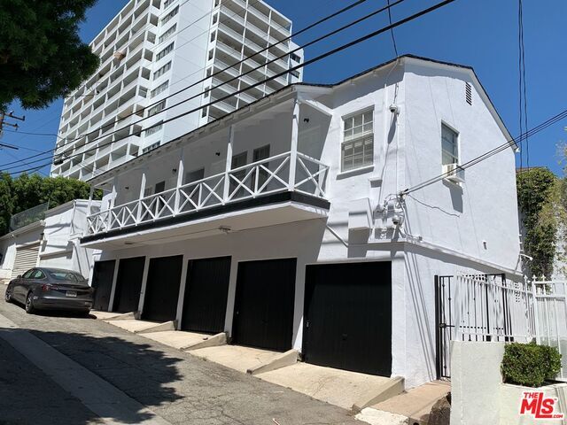 Building Photo - 961 N Doheny Dr