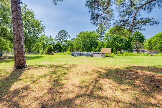 Building Photo - Spacious 3 Bed 2 Bath Home on Large Lot - NO HOA!