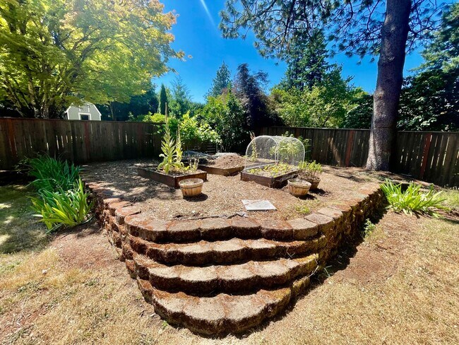 Building Photo - 4 Bed/2.5 Bath Multnomah Village Stunner w...