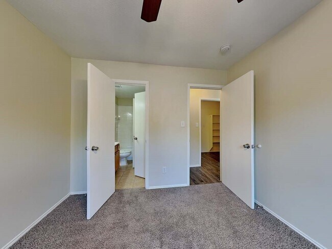 Building Photo - 9206 Rosewell Ct