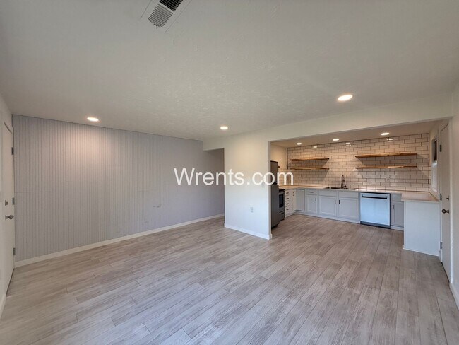 Building Photo - Unique 1 Bed / 1 Bath Duplex in Convenient Spokane Location!