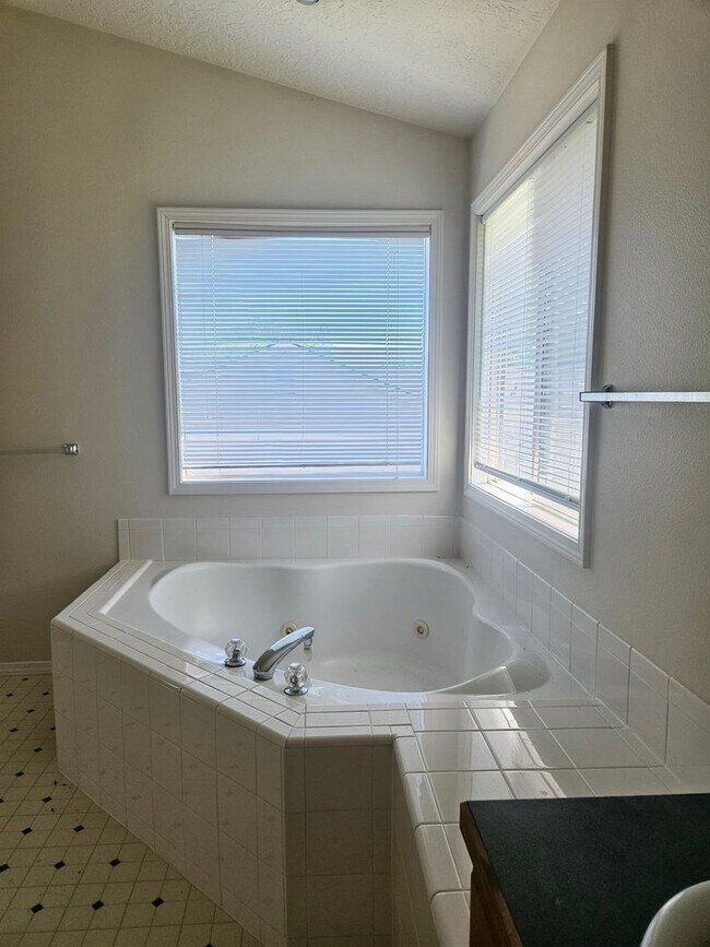 Building Photo - 4 Bedroom 2.5 Bathroom Desireable Merdian Neighborhood