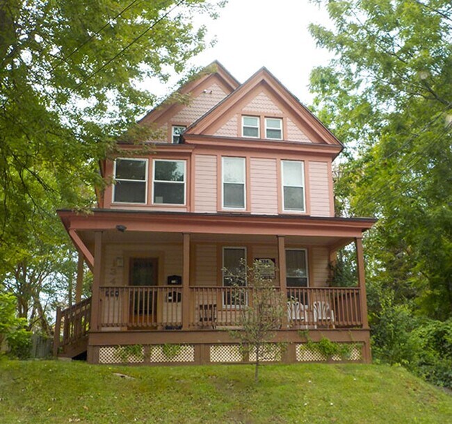 Building Photo - AVAILABLE 6/1/2026 Beautiful First Floor A...