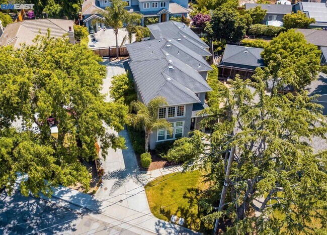 Building Photo - Live Exceptionally in This Peaceful Willow Glen Executive Home; 4 bed/ 4.5 bath